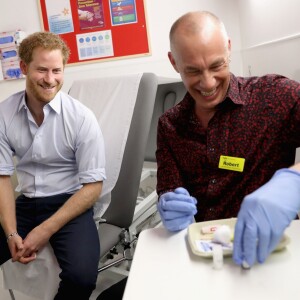 Le prince Harry s'est soumis le 14 juillet 2016 à un test de dépistage du VIH/sida pratiqué par le psychothérapeute Robert Palmer au Guy's and St Thomas' Hospital à Londres. L'initiative, qui était diffusée en vidéo live sur la page Facebook de la monarchie britannique, avait vocation à sensibiliser le public au test de dépistage, facile et rapide.