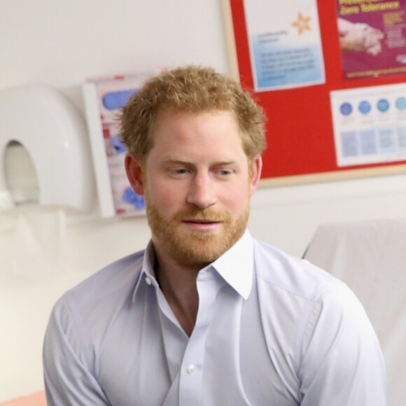 Le prince Harry s'est soumis le 14 juillet 2016 à un test de dépistage du VIH/sida pratiqué par le psychothérapeute Robert Palmer au Guy's and St Thomas' Hospital à Londres. L'initiative, qui était diffusée en vidéo live sur la page Facebook de la monarchie britannique, avait vocation à sensibiliser le public au test de dépistage, facile et rapide.