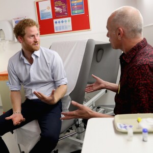 Le prince Harry s'est soumis le 14 juillet 2016 à un test de dépistage du VIH/sida pratiqué par le psychothérapeute Robert Palmer au Guy's and St Thomas' Hospital à Londres. L'initiative, qui était diffusée en vidéo live sur la page Facebook de la monarchie britannique, avait vocation à sensibiliser le public au test de dépistage, facile et rapide.