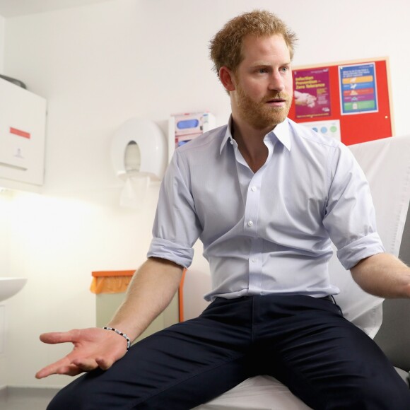 Le prince Harry s'est soumis le 14 juillet 2016 à un test de dépistage du VIH/sida pratiqué par le psychothérapeute Robert Palmer au Guy's and St Thomas' Hospital à Londres. L'initiative, qui était diffusée en vidéo live sur la page Facebook de la monarchie britannique, avait vocation à sensibiliser le public au test de dépistage, facile et rapide.