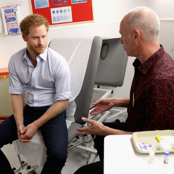 Le prince Harry s'est soumis le 14 juillet 2016 à un test de dépistage du VIH/sida pratiqué par le psychothérapeute Robert Palmer au Guy's and St Thomas' Hospital à Londres. L'initiative, qui était diffusée en vidéo live sur la page Facebook de la monarchie britannique, avait vocation à sensibiliser le public au test de dépistage, facile et rapide.