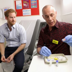 Le prince Harry s'est soumis le 14 juillet 2016 à un test de dépistage du VIH/sida pratiqué par le psychothérapeute Robert Palmer au Guy's and St Thomas' Hospital à Londres. L'initiative, qui était diffusée en vidéo live sur la page Facebook de la monarchie britannique, avait vocation à sensibiliser le public au test de dépistage, facile et rapide.