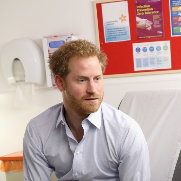 Le prince Harry s'est soumis le 14 juillet 2016 à un test de dépistage du VIH/sida pratiqué par le psychothérapeute Robert Palmer au Guy's and St Thomas' Hospital à Londres. L'initiative, qui était diffusée en vidéo live sur la page Facebook de la monarchie britannique, avait vocation à sensibiliser le public au test de dépistage, facile et rapide.