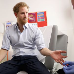 Le prince Harry s'est soumis le 14 juillet 2016 à un test de dépistage du VIH/sida pratiqué par le psychothérapeute Robert Palmer au Guy's and St Thomas' Hospital à Londres. L'initiative, qui était diffusée en vidéo live sur la page Facebook de la monarchie britannique, avait vocation à sensibiliser le public au test de dépistage, facile et rapide.