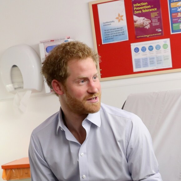 Le prince Harry s'est soumis le 14 juillet 2016 à un test de dépistage du VIH/sida pratiqué par le psychothérapeute Robert Palmer au Guy's and St Thomas' Hospital à Londres. L'initiative, qui était diffusée en vidéo live sur la page Facebook de la monarchie britannique, avait vocation à sensibiliser le public au test de dépistage, facile et rapide.