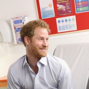 Le prince Harry s'est soumis le 14 juillet 2016 à un test de dépistage du VIH/sida pratiqué par le psychothérapeute Robert Palmer au Guy's and St Thomas' Hospital à Londres. L'initiative, qui était diffusée en vidéo live sur la page Facebook de la monarchie britannique, avait vocation à sensibiliser le public au test de dépistage, facile et rapide.