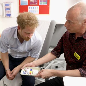 Le prince Harry s'est soumis le 14 juillet 2016 à un test de dépistage du VIH/sida pratiqué par le psychothérapeute Robert Palmer au Guy's and St Thomas' Hospital à Londres. L'initiative, qui était diffusée en vidéo live sur la page Facebook de la monarchie britannique, avait vocation à sensibiliser le public au test de dépistage, facile et rapide.