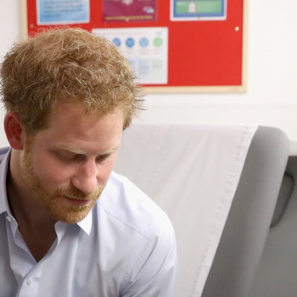 Le prince Harry s'est soumis le 14 juillet 2016 à un test de dépistage du VIH/sida pratiqué par le psychothérapeute Robert Palmer au Guy's and St Thomas' Hospital à Londres. L'initiative, qui était diffusée en vidéo live sur la page Facebook de la monarchie britannique, avait vocation à sensibiliser le public au test de dépistage, facile et rapide.