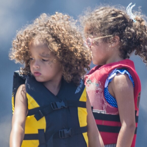Mariah Carey avec ses enfants Monroe et Moroccan Cannon et son compagnon James Packer à bord du yacht Arctic P à Capri, Italie, le 5 juillet 2016.