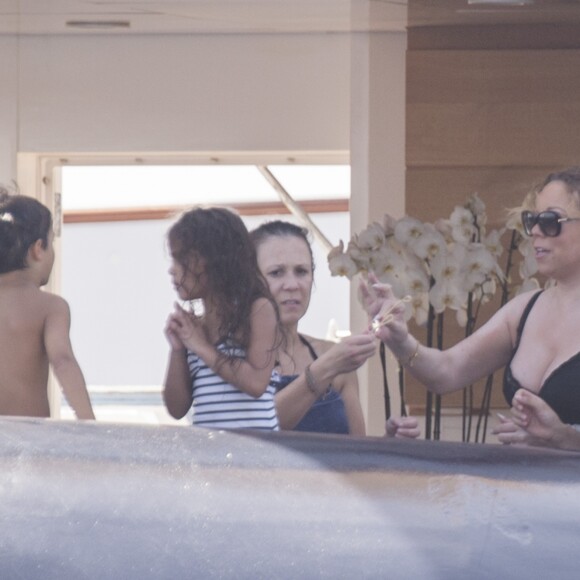 Mariah Carey avec ses enfants Monroe et Moroccan Cannon et son compagnon James Packer à bord du yacht Arctic P à Capri, Italie, le 5 juillet 2016.