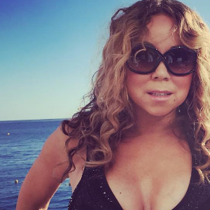 Mariah Carey en vacances sur la Côte d'Azur. La chanteuse s'est rendue à l'Hôtel du Cap Eden-Roc à Antibes avec ses jumeaux Monroe et Morrocan. Elle voyage sur le yatch de son fiancé, le milliardaire James Packer. Photo publiée sur Instagram, le 14 juillet 2016