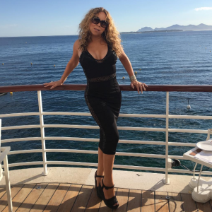 Mariah Carey en vacances sur la Côte d'Azur. La chanteuse s'est rendue à l'Hôtel du Cap Eden-Roc à Antibes avec ses jumeaux Monroe et Morrocan. Elle voyage sur le yatch de son fiancé, le milliardaire James Packer. Photo publiée sur Instagram, le 14 juillet 2016