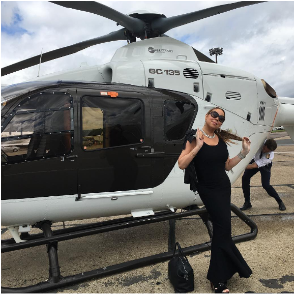Mariah Carey arrive à l'héliport. Les internautes l'accusent d'avoir abusé de Photoshop pour se mincier. Photo publiée sur Instagram, le 12 juillet 2016