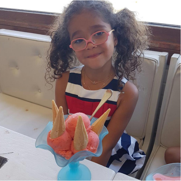 Mariah Carey est en vacances avec son fiancé James Packer. Le couple accompagné des enfants de la chanteuse s'est rendu à Calvi puis Ponza en Italie. Photo publiée sur Instagram, au début du mois de juillet 2016