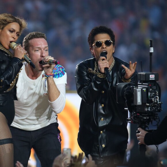 Beyoncé, Chris Martin de Coldplay et Bruno Mars font le show à la mi-temps du Super Bowl à Santa Clara le 7 février 2016.
