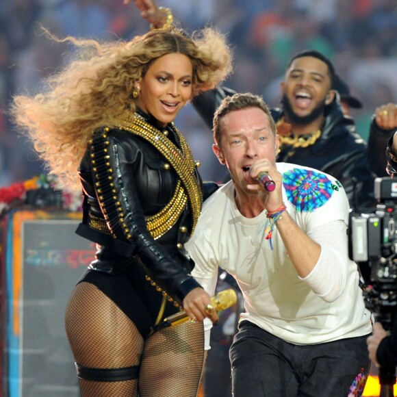 Beyoncé, Chris Martin de Coldplay et Bruno Mars font le show à la mi-temps du Super Bowl à Santa Clara le 7 février 2016.