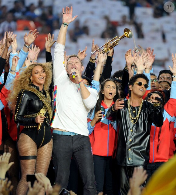 Beyoncé, Chris Martin de Coldplay et Bruno Mars font le show à la mi-temps du Super Bowl à Santa Clara le 7 février 2016.