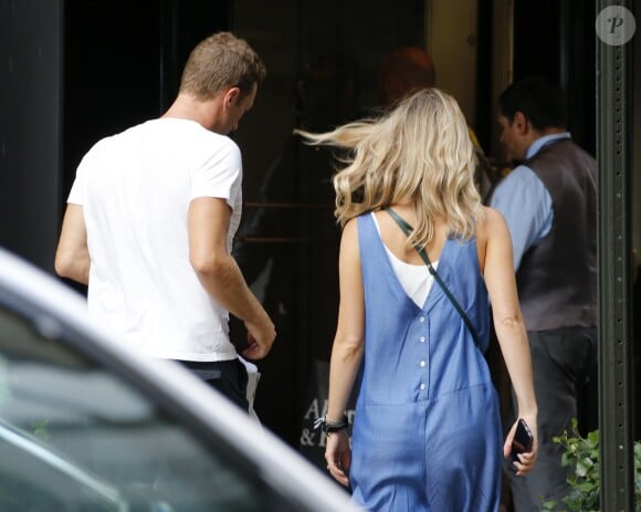 Semi-Exclusif - Chris Martin et l'actrice Annabelle Willis se rendent à l'hôtel Carlyle à New York le 20 août 2015. Chris Martin ne serait plus avec Jennifer Lawrence  Semi-exclusive - For Germany call for price Singer Chris Martin with actress Annabelle Willis are arriving at The Carlyle Hotel in New York, NY on August 290, 2015. The clodplay frontman is said to have split from Jennifer Lawrence.20/08/2015 - New York