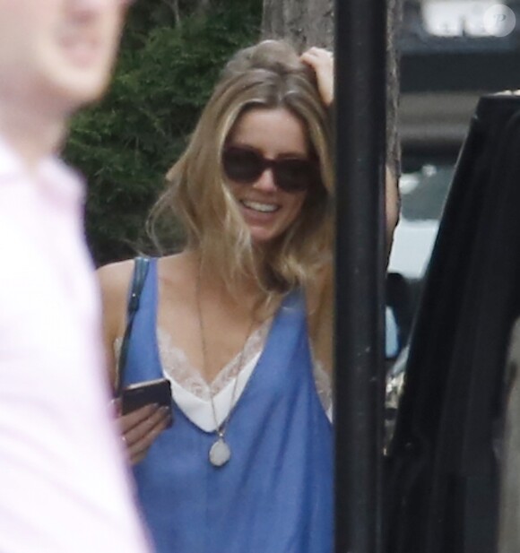 Semi-Exclusif - Chris Martin et l'actrice Annabelle Willis se rendent à l'hôtel Carlyle à New York le 20 août 2015. Chris Martin ne serait plus avec Jennifer Lawrence  Semi-exclusive - For Germany call for price Singer Chris Martin with actress Annabelle Willis are arriving at The Carlyle Hotel in New York, NY on August 290, 2015. The clodplay frontman is said to have split from Jennifer Lawrence.20/08/2015 - New York