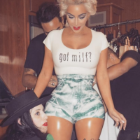 Kim Kardashian : Une MILF irrésistible, qui a du mal à s'habiller...