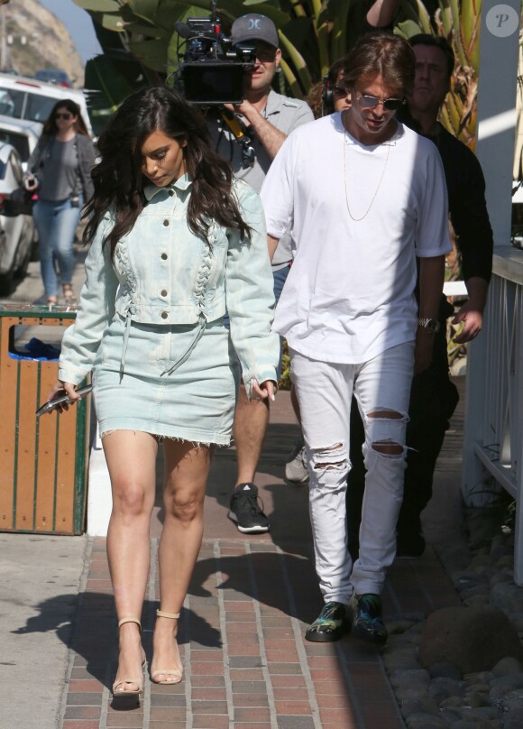 Kim Kardashian est allée déjeuner avec son meilleur ami Jonathan Cheban au restaurant Moonshadows à Malibu, le 13 juillet 2016.