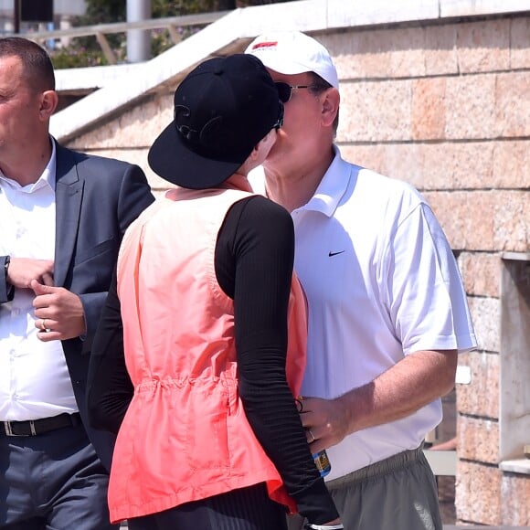 Exclusif - Le prince Albert a tendrement encouragé son épouse... La princesse Charlene de Monaco participait le 25 juin 2016 à la 2e édition de la Riviera Sup Race, une course de paddle de 14 kilomètres organisée par l'association Hoé Hoé, en compagnie de son frère Gareth Wittstock. Son mari le prince Albert II de Monaco en a donné le départ sur la plage du Larvotto et était présent à Roquebrune-Cap-Martin pour l'accueillir à son arrivée, après 2h52 d'effort en plein soleil. © Bruno Bebert - Olivier Huitel/Pool Restreint Monaco/Bestimage-Crystal