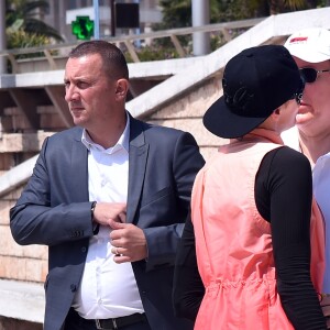 Exclusif - Le prince Albert a tendrement encouragé son épouse... La princesse Charlene de Monaco participait le 25 juin 2016 à la 2e édition de la Riviera Sup Race, une course de paddle de 14 kilomètres organisée par l'association Hoé Hoé, en compagnie de son frère Gareth Wittstock. Son mari le prince Albert II de Monaco en a donné le départ sur la plage du Larvotto et était présent à Roquebrune-Cap-Martin pour l'accueillir à son arrivée, après 2h52 d'effort en plein soleil. © Bruno Bebert - Olivier Huitel/Pool Restreint Monaco/Bestimage-Crystal