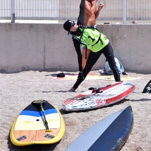 Exclusif - La princesse Charlene de Monaco s'étire avant de participer le 25 juin 2016 à la 2e édition de la Riviera Sup Race, une course de paddle de 14 kilomètres (Monaco, Italie, Menton, Roquebrune-Cap-Martin) organisée par l'association Hoé Hoé, en compagnie de son frère Gareth Wittstock. Son mari le prince Albert II de Monaco en a donné le départ sur la plage du Larvotto et était présent à Roquebrune-Cap-Martin pour l'accueillir à son arrivée, après 2h52 d'effort en plein soleil. © Bruno Bebert - Olivier Huitel/Pool Restreint Monaco/Bestimage-Crystal