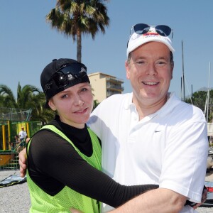 Exclusif - Epuisée par son effort, Charlene se laisse aller dans les bras d'Albert... La princesse Charlene a participé le 25 juin 2016 à la 2e édition de la Riviera Sup Race, une course de paddle de 14 kilomètres (Monaco, Italie, Menton, Roquebrune-Cap-Martin) organisée par l'association Hoé Hoé, en compagnie de son frère Gareth Wittstock. Son époux le prince Albert II de Monaco en a donné le départ sur la plage du Larvotto et était présent à Roquebrune-Cap-Martin pour l'accueillir à son arrivée, après 2h52 d'effort en plein soleil. © Bruno Bebert - Olivier Huitel/Pool Restreint Monaco/Bestimage-Crystal