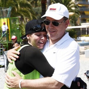 Exclusif - Epuisée par son effort, Charlene se laisse aller dans les bras d'Albert... La princesse Charlene a participé le 25 juin 2016 à la 2e édition de la Riviera Sup Race, une course de paddle de 14 kilomètres (Monaco, Italie, Menton, Roquebrune-Cap-Martin) organisée par l'association Hoé Hoé, en compagnie de son frère Gareth Wittstock. Son époux le prince Albert II de Monaco en a donné le départ sur la plage du Larvotto et était présent à Roquebrune-Cap-Martin pour l'accueillir à son arrivée, après 2h52 d'effort en plein soleil. © Bruno Bebert - Olivier Huitel/Pool Restreint Monaco/Bestimage-Crystal