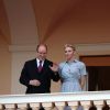 Le prince Albert II et la princesse Charlene de Monaco ont assisté à la traditionnelle célébration de la Fête de la Saint-Jean depuis le balcon du palais princier le 23 juin 2016. © Claudia Albuquerque / Bestimage