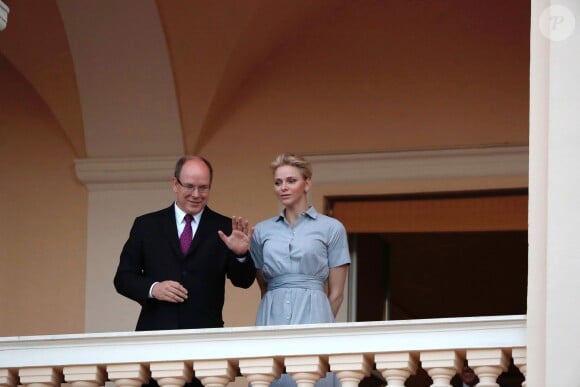 Le prince Albert II et la princesse Charlene de Monaco ont assisté à la traditionnelle célébration de la Fête de la Saint-Jean depuis le balcon du palais princier le 23 juin 2016. © Claudia Albuquerque / Bestimage