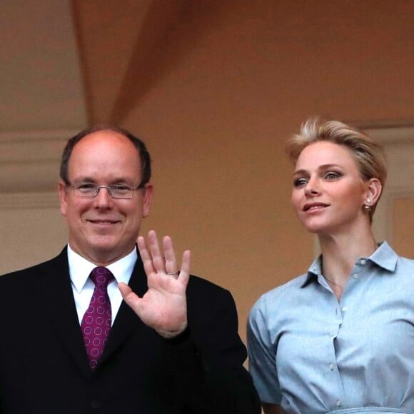 Le prince Albert II et la princesse Charlene de Monaco ont assisté à la traditionnelle célébration de la Fête de la Saint-Jean depuis le balcon du palais princier le 23 juin 2016. © Claudia Albuquerque / Bestimage