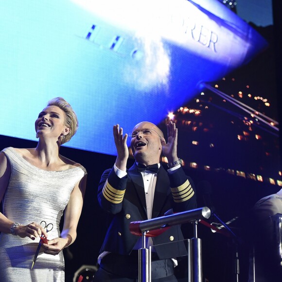 La princesse Charlene de Monaco lors du baptême du luxueux paquebot Seven Seas Explorer, de la compagnie Regent Seven Seas Cruises, le 13 juillet 2016 au port Hercule à Monte-Carlo, en présence de son mari le prince Albert et avec la participation du ténor Andrea Bocelli. © Regent Seven Seas Cruises