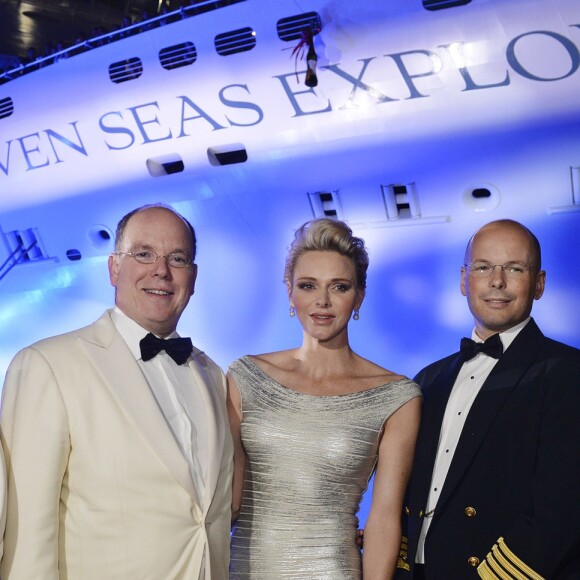 La princesse Charlene de Monaco, choisie pour marraine du luxueux paquebot Seven Seas Explorer, de la compagnie Regent Seven Seas Cruises, a procédé à son baptême le 13 juillet 2016 au port Hercule à Monte-Carlo, en présence de son mari le prince Albert et avec la participation du ténor Andrea Bocelli. © Regent Seven Seas Cruises