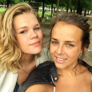 Pauline Ducruet et Camille Gottlieb aux Tuileries à Paris au printemps 2014, photo Instagram.