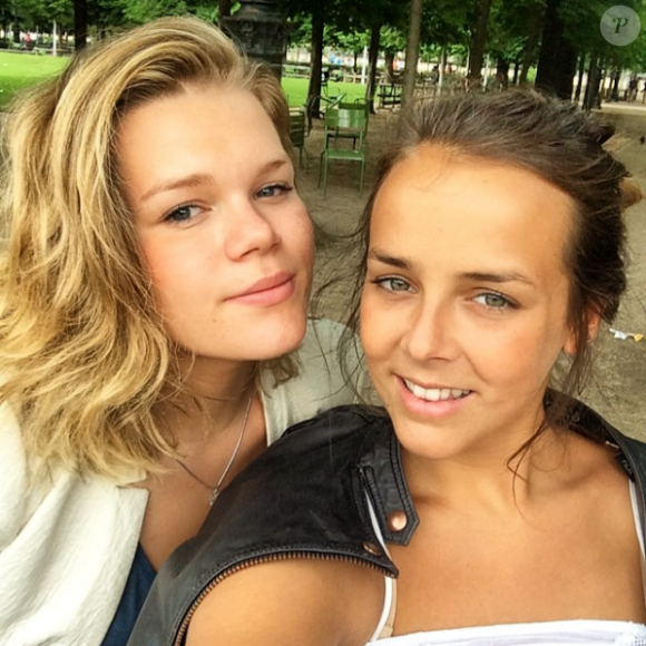 Pauline Ducruet et Camille Gottlieb aux Tuileries à Paris au printemps 2014, photo Instagram.