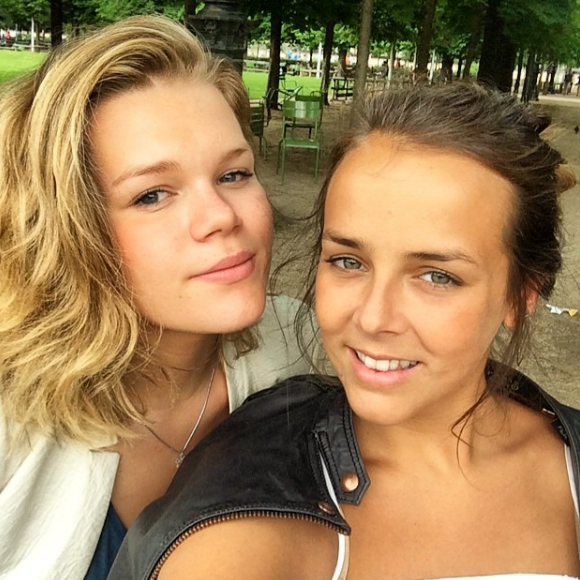 Pauline Ducruet et Camille Gottlieb aux Tuileries à Paris au printemps 2014, photo Instagram.