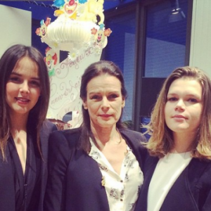 Pauline Ducruet et Camille Gottlieb autour de leur mère la princesse Stéphanie de Monaco pour son 50e anniversaire, le 1er février 2015, photo Instagram.