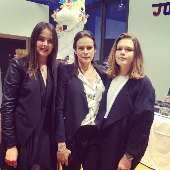 Pauline Ducruet et Camille Gottlieb autour de leur mère la princesse Stéphanie de Monaco pour son 50e anniversaire, le 1er février 2015, photo Instagram.