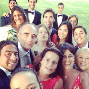 Pauline Ducruet réalise un selfie de groupe au mariage de sa cousine Roxane avec Stefano Garzelli en juillet 2016, photo Instagram