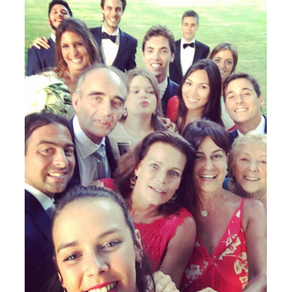 Pauline Ducruet réalise un selfie de groupe au mariage de sa cousine Roxane avec Stefano Garzelli en juillet 2016, photo Instagram