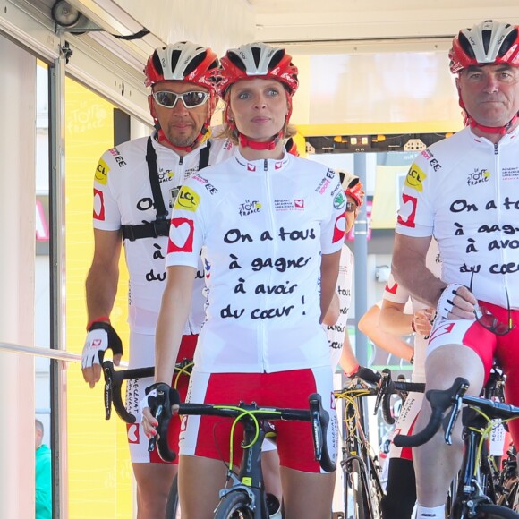 Sylvie Tellier, Bernard Hinault - L'équipe de l'Etape du Coeur 2016 pour le compte de Mécénat Chirurgie Cardiaque sur la ligne de départ à Bourg-Saint-Andéol, le 15 juillet 2016. Mécénat Chirurgie Cardiaque Enfants du Monde permet à des enfants souffrant de malformations cardiaques de venir en France et d'être opérés lorsqu'ils ne peuvent être soignés dans leur pays d'origine par manque de moyens financiers et techniques. © CVS/Bestimage