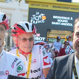 Sylvie Tellier - L'équipe de l'Etape du Coeur 2016 pour le compte de Mécénat Chirurgie Cardiaque sur la ligne de départ à Bourg-Saint-Andéol, le 15 juillet 2016. Mécénat Chirurgie Cardiaque Enfants du Monde permet à des enfants souffrant de malformations cardiaques de venir en France et d'être opérés lorsqu'ils ne peuvent être soignés dans leur pays d'origine par manque de moyens financiers et techniques. © CVS/Bestimage