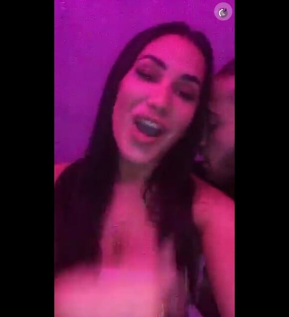 Milla Jasmine et Tarek Benattia des "Anges 8" proches lors d'une soirée en boite, le 16 juillet 2016