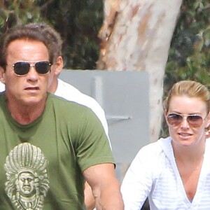 Arnold Schwarzenegger et sa compagne Heather Milligan se promènent à vélo dans les rues de Beverly Hills. Le 2 août 2015