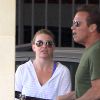 Arnold Schwarzenegger et sa compagne Heather Milligan se promènent à vélo dans les rues de Beverly Hills. Le 2 août 2015