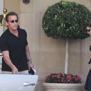 Arnold Schwarzenegger conduit sa Bugatti Veyron après avoir fêter son 68ème anniversaire avec sa mère, son ex femme Maria Shriver et ses filles Katherine et Christina à l'Hôtel Montage à Beverly Hills le 30 juillet 2015