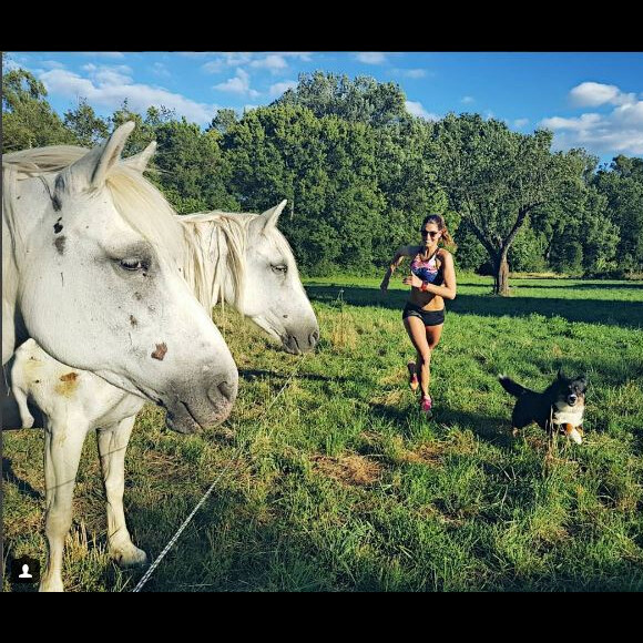 Laury Thilleman en petite tenue de sport, dans le Sud de la France