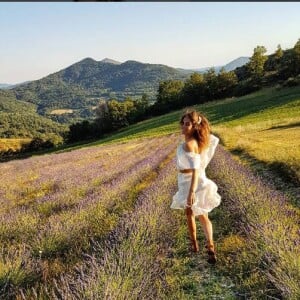 Laury Thilleman dans un champ de lavande